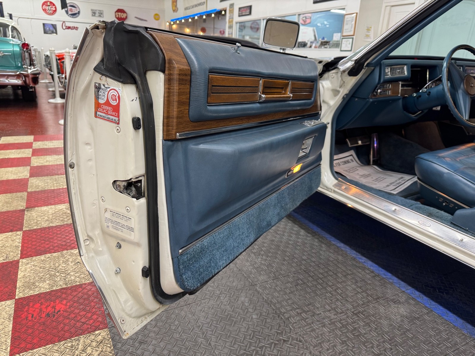Cadillac-Coupe-DeVille-1975-39