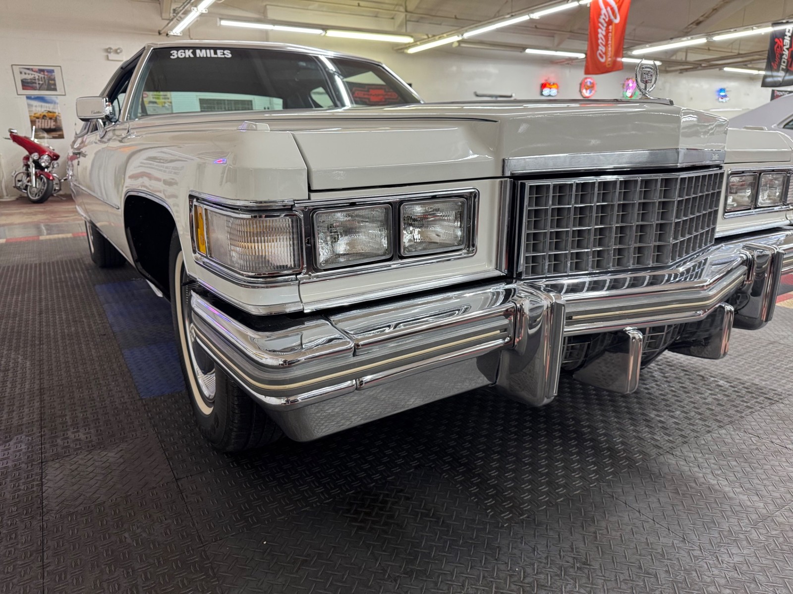 Cadillac-Coupe-DeVille-1975-8