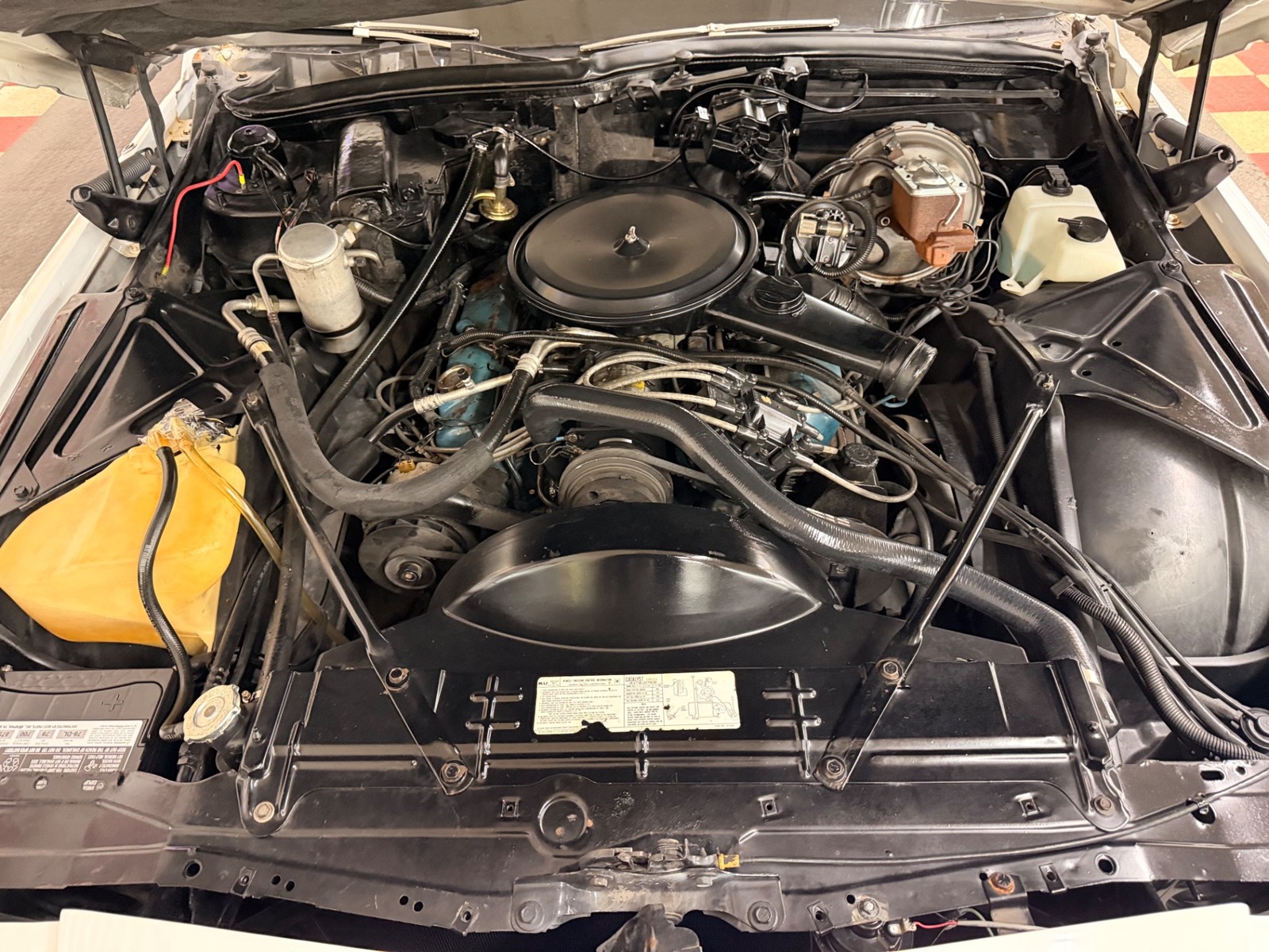 Cadillac-Coupe-DeVille-1979-2-Door-18