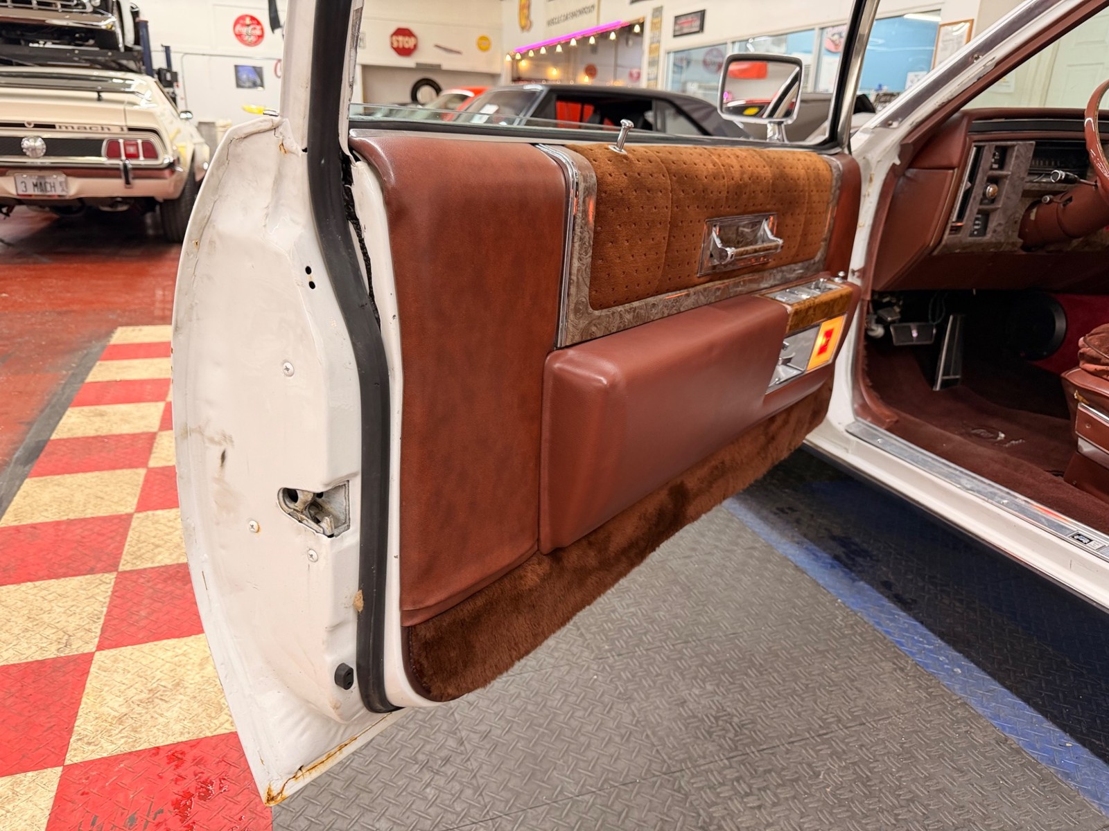 Cadillac-Coupe-DeVille-1979-2-Door-35