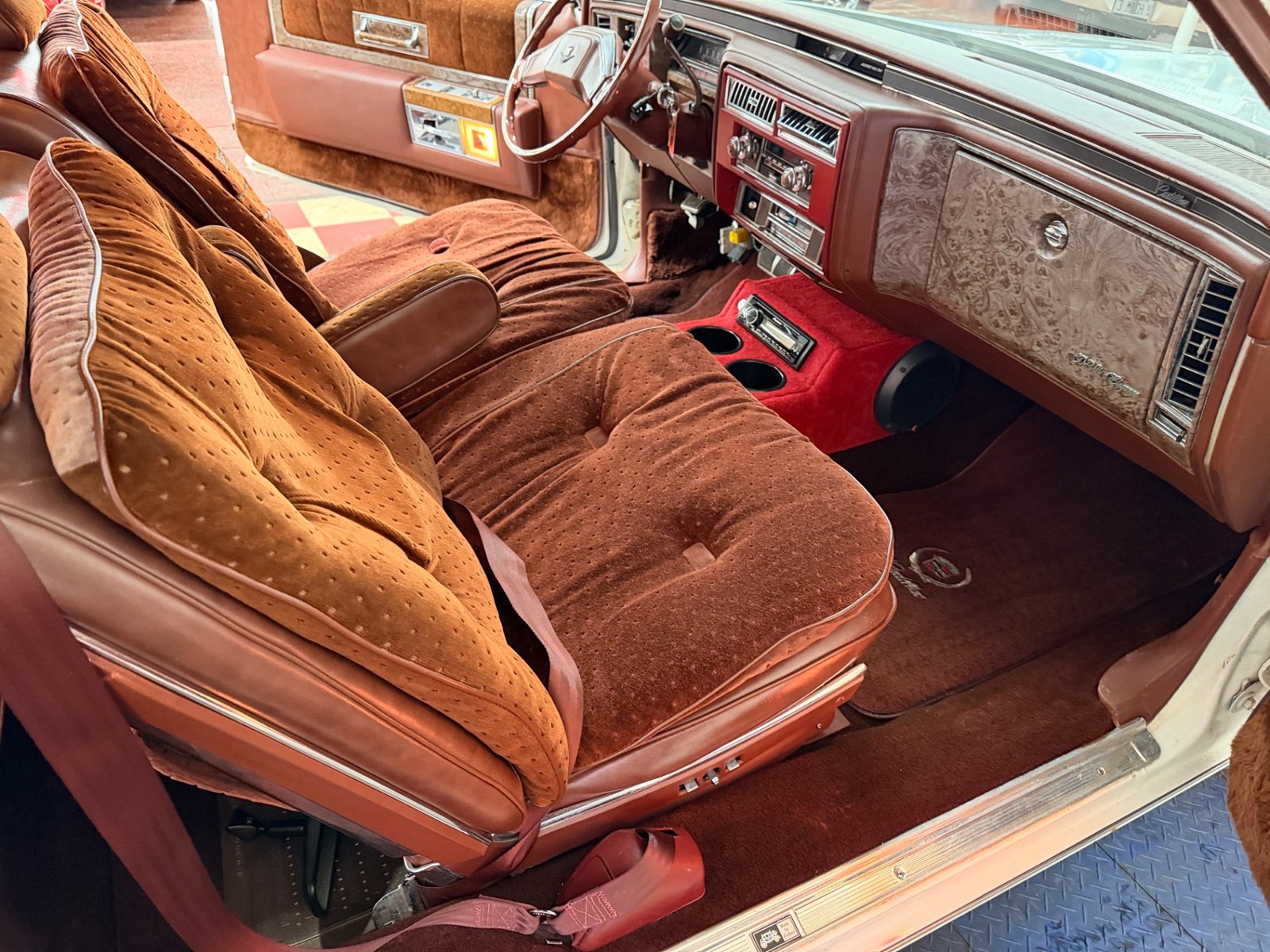 Cadillac-Coupe-DeVille-1979-2-Door-38