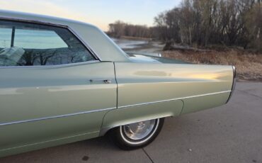 Cadillac-DeVille-1967-Sedan-25