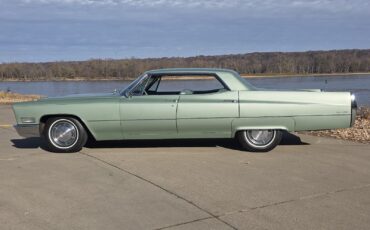 Cadillac-DeVille-1967-Sedan