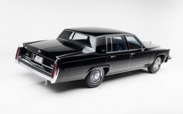 Cadillac-DeVille-1984-Sedan-2