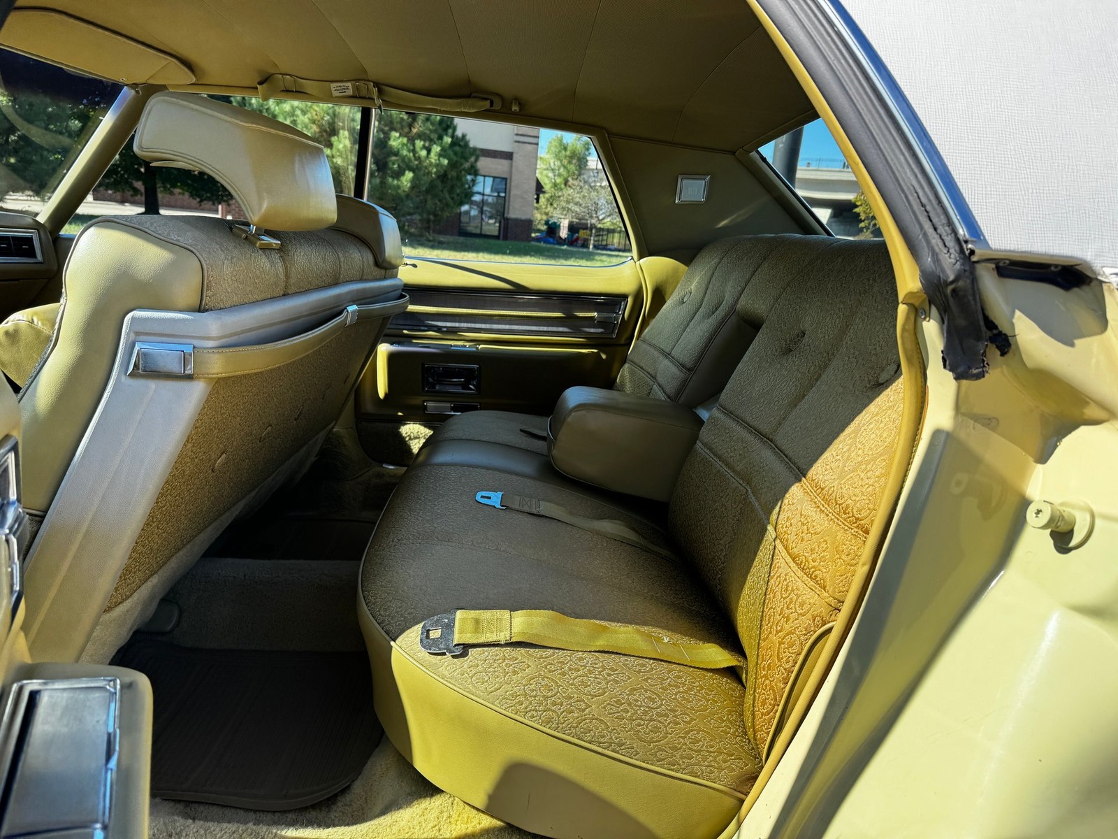 Cadillac-Sedan-DeVille-1971-Sedan-12