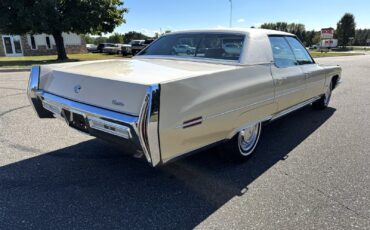 Cadillac-Sedan-DeVille-1971-Sedan-2