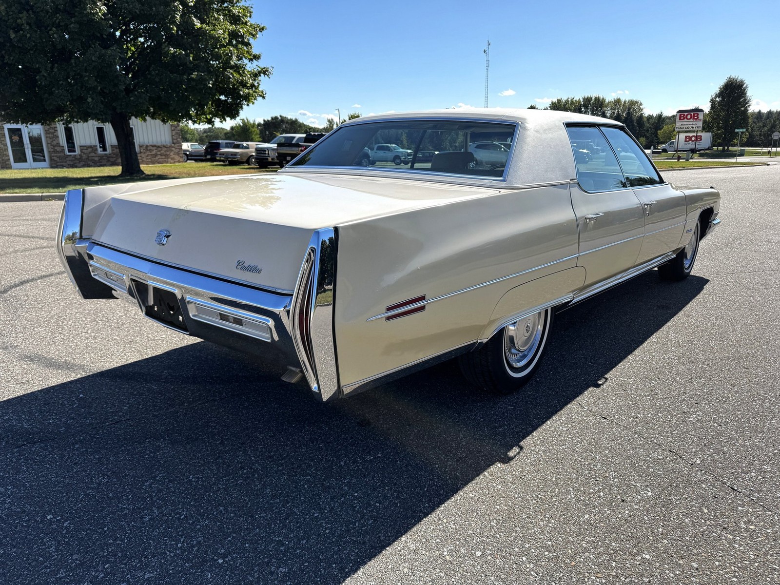 Cadillac-Sedan-DeVille-1971-Sedan-2