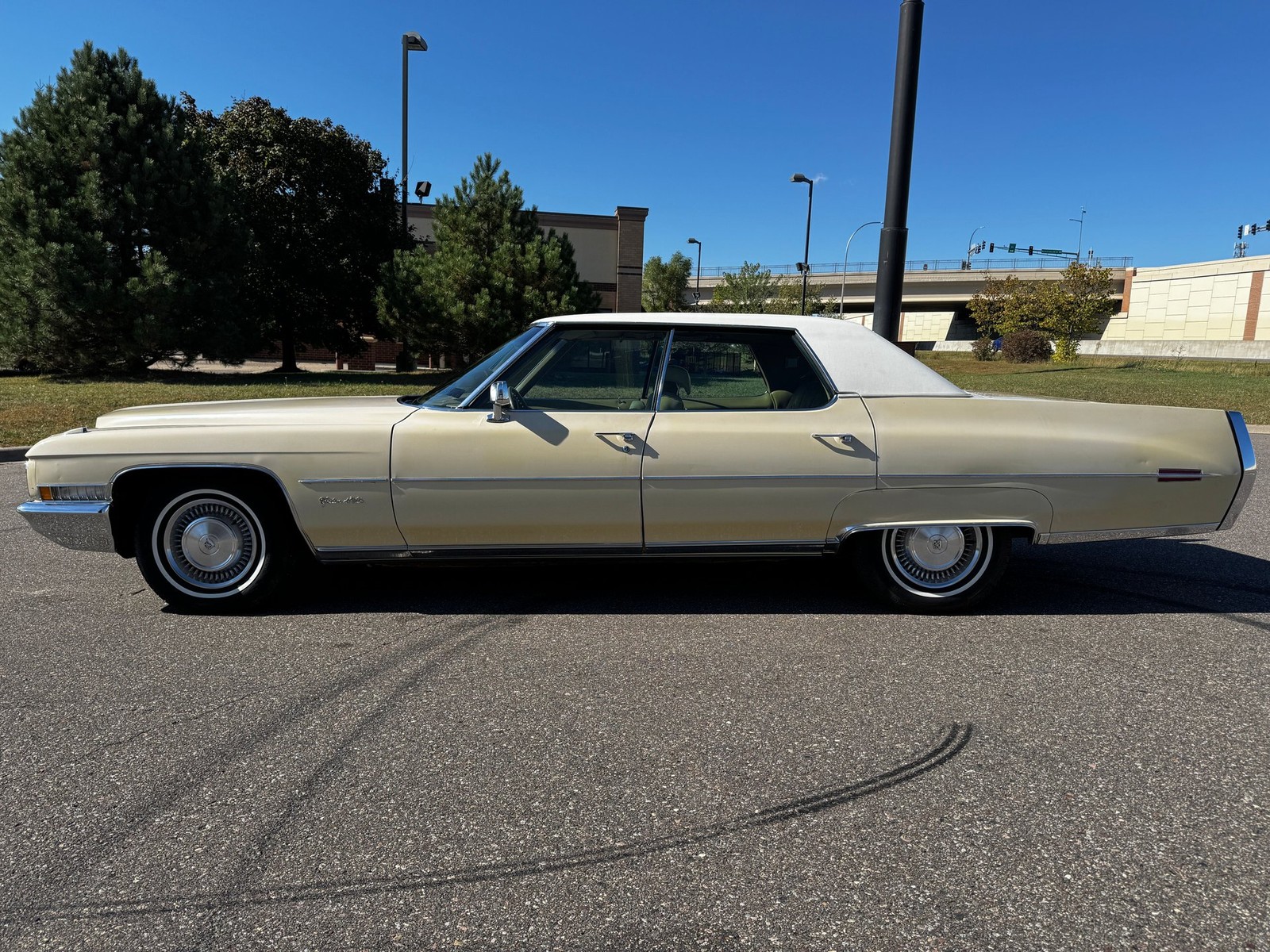 Cadillac-Sedan-DeVille-1971-Sedan-6