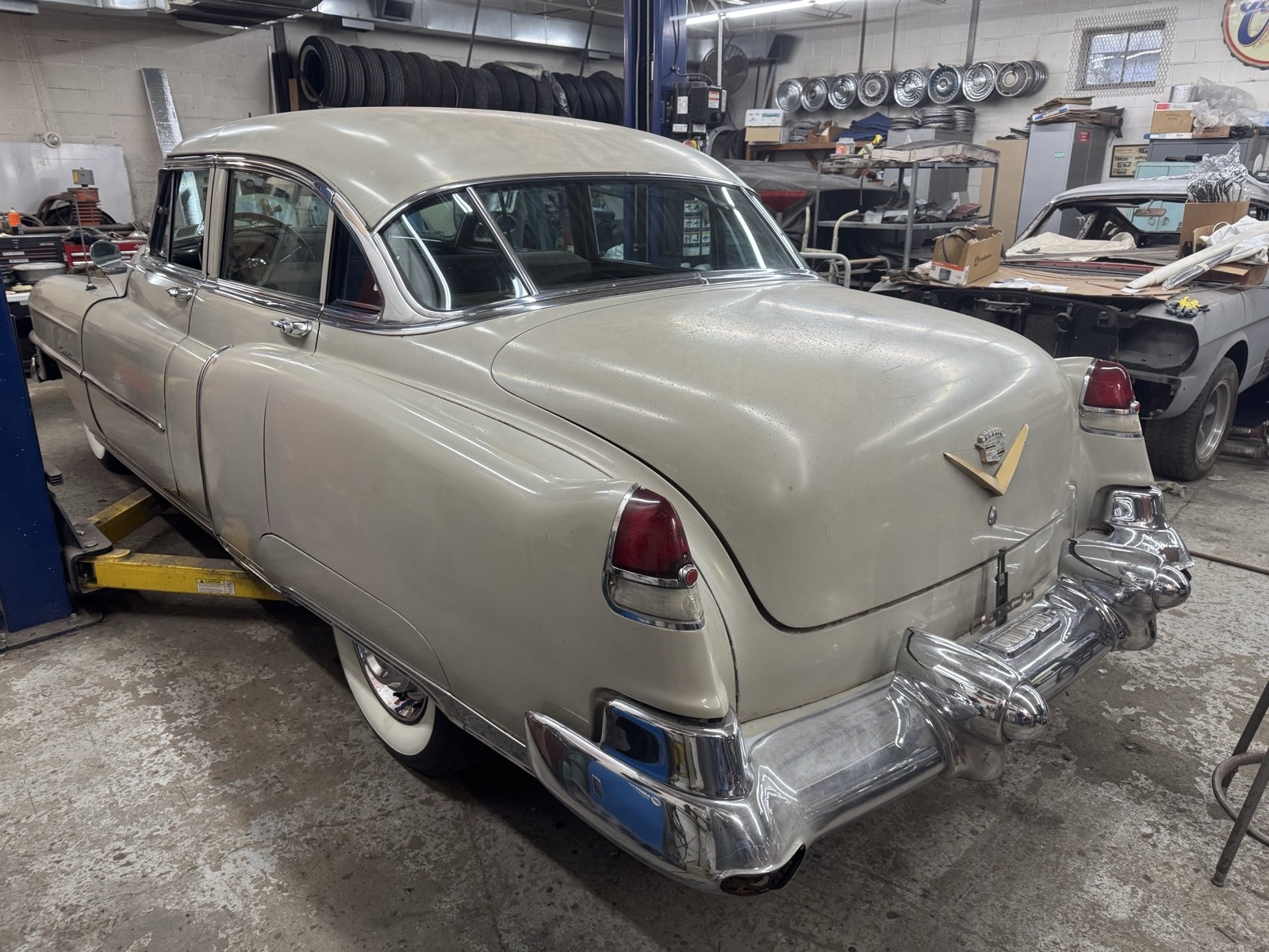 Cadillac-Series-62-1952-1