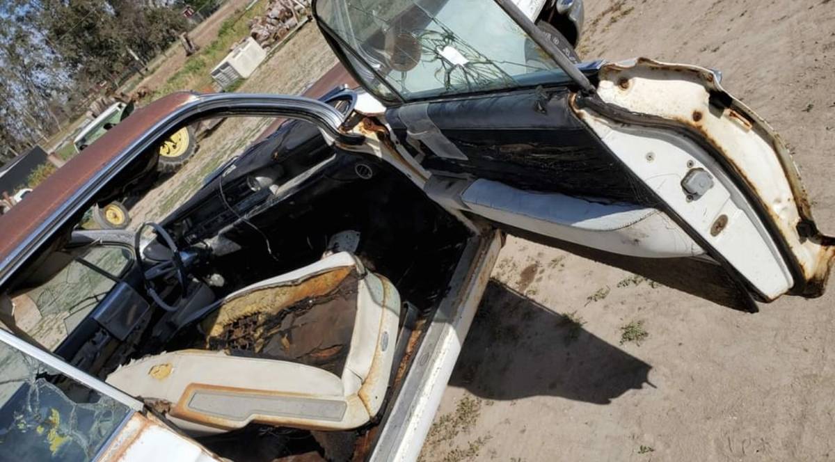 Cadillac-coupe-deville-1961-41