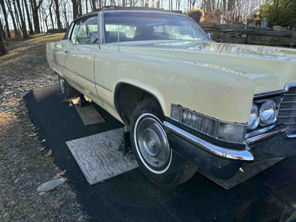 Cadillac-coupe-deville-1969-1
