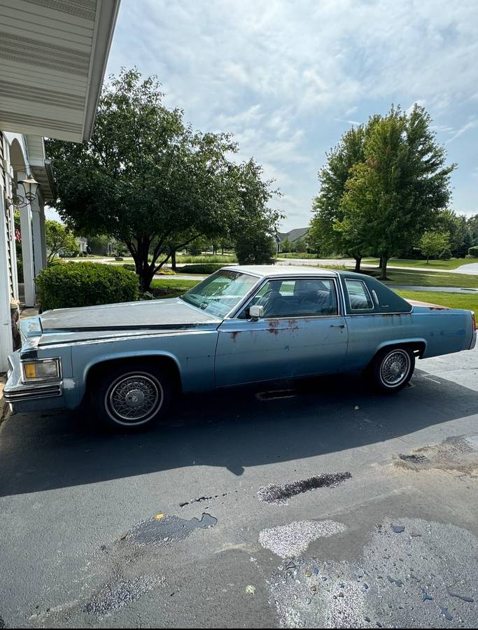 Cadillac-coupe-deville-1977-1