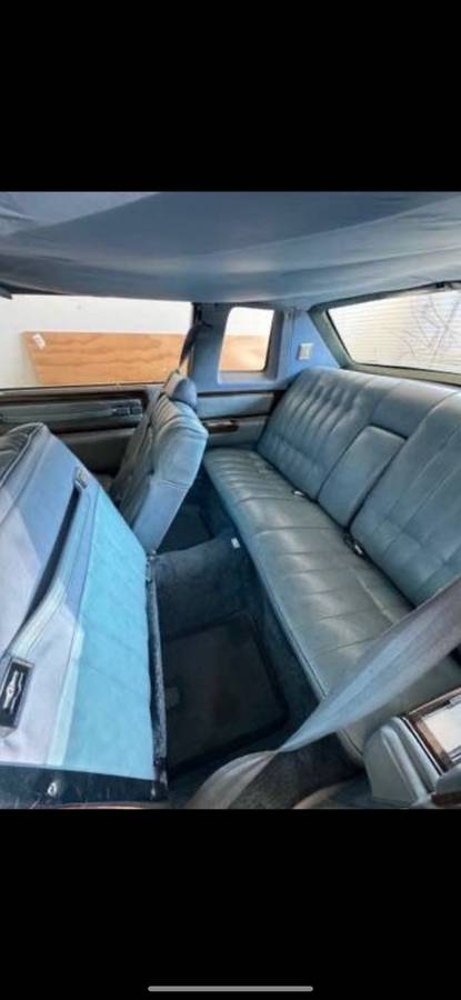 Cadillac-coupe-deville-1977-2