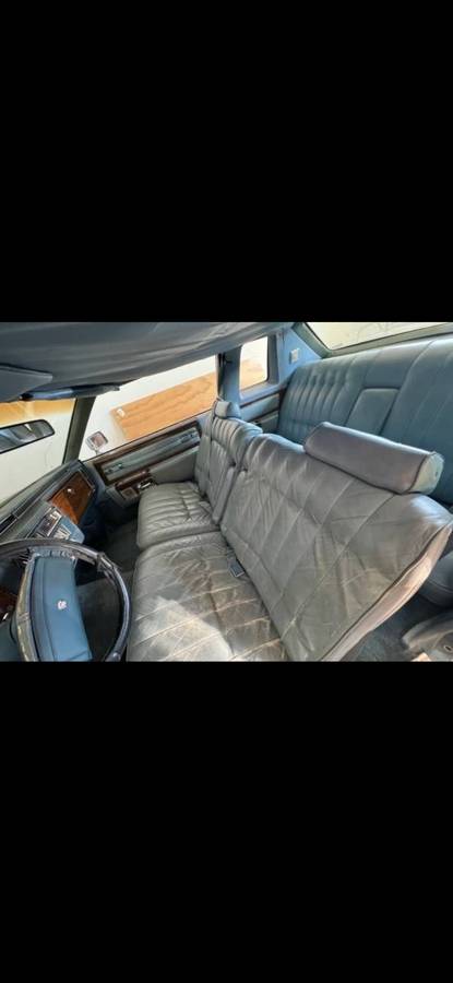 Cadillac-coupe-deville-1977-3