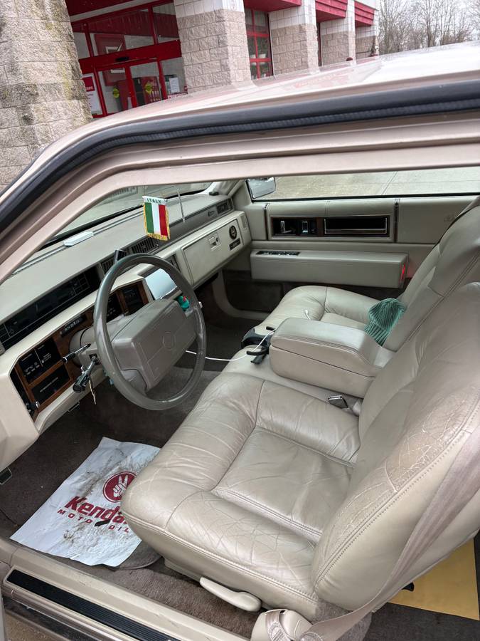 Cadillac-coupe-deville-1993-4