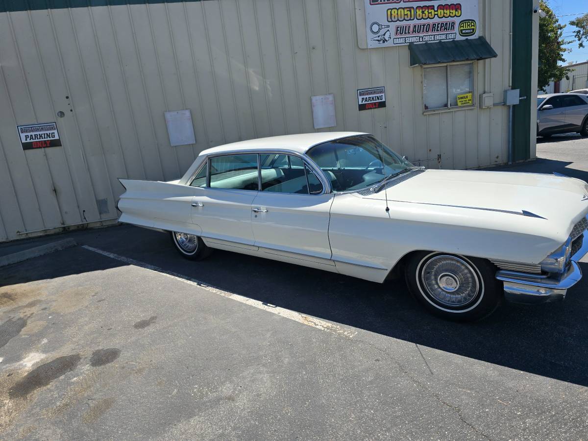 Cadillac-deville-1961-white-10