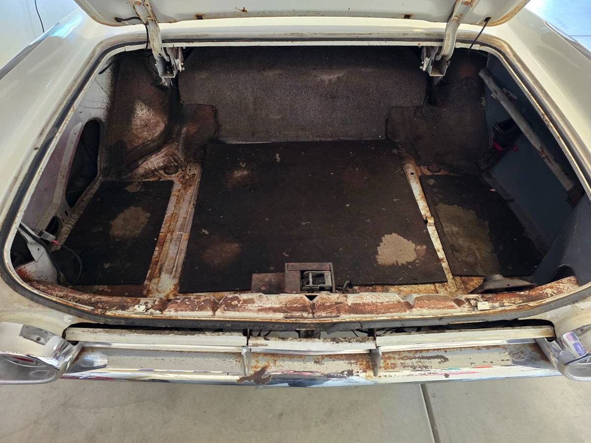 Cadillac-deville-1961-white-12