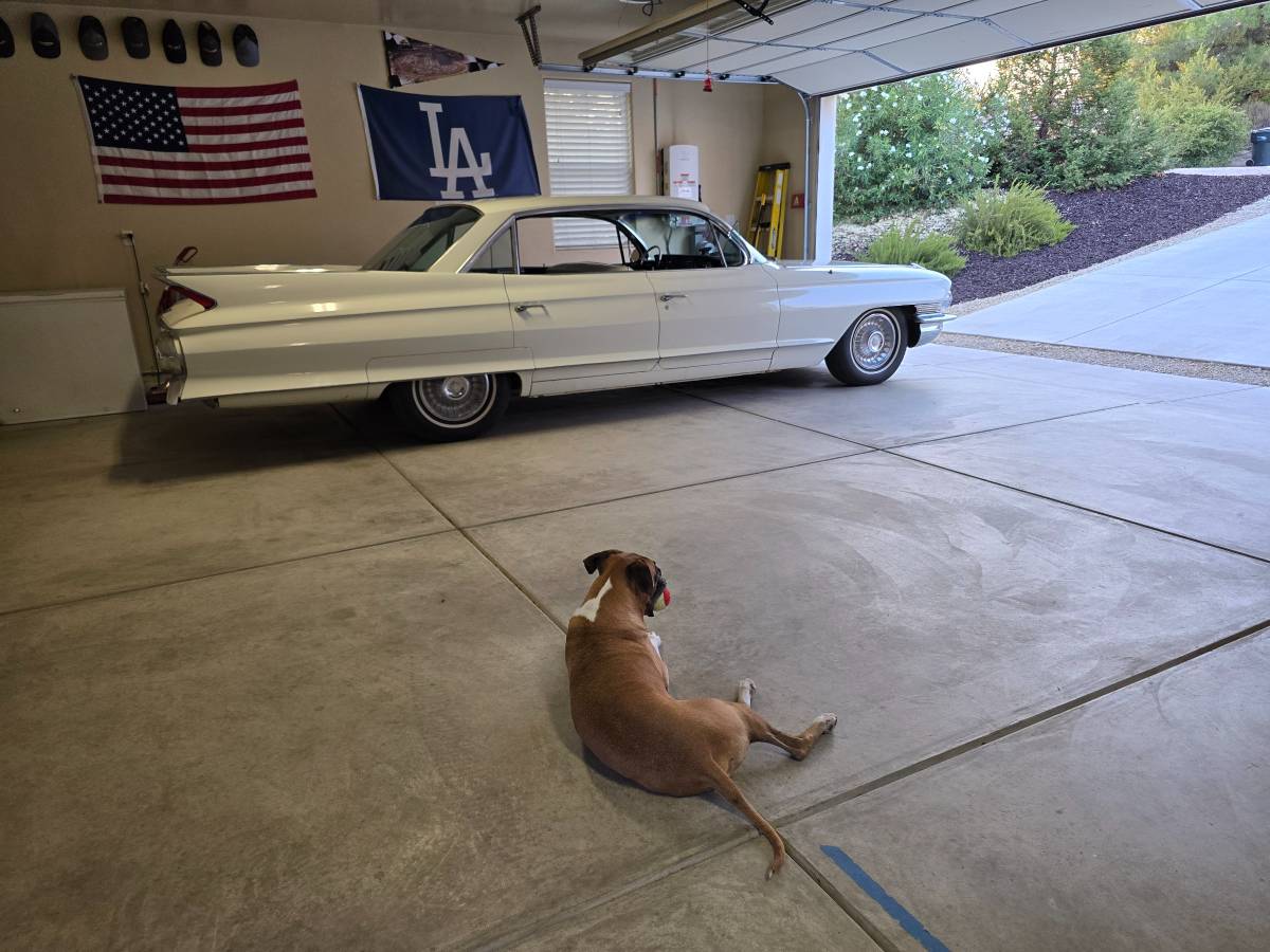 Cadillac-deville-1961-white-13