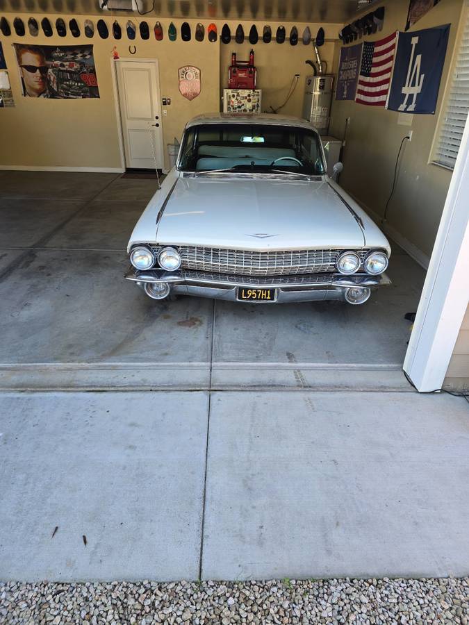 Cadillac-deville-1961-white-2