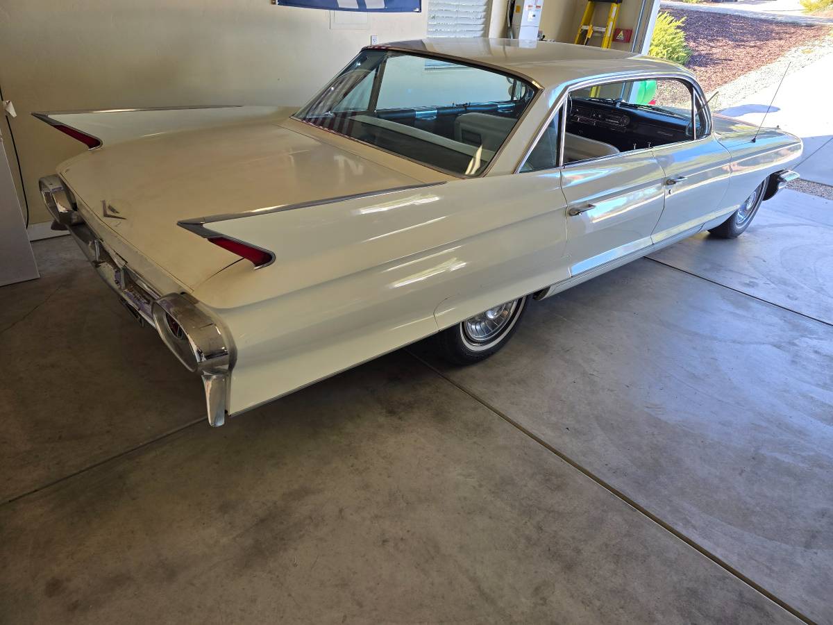 Cadillac-deville-1961-white-3