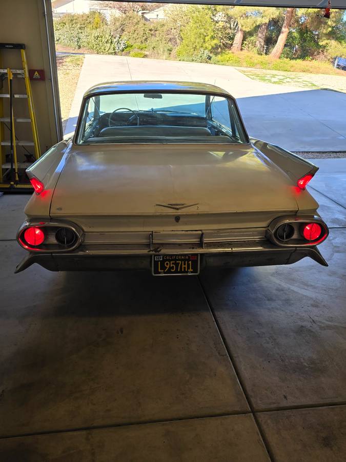 Cadillac-deville-1961-white-4