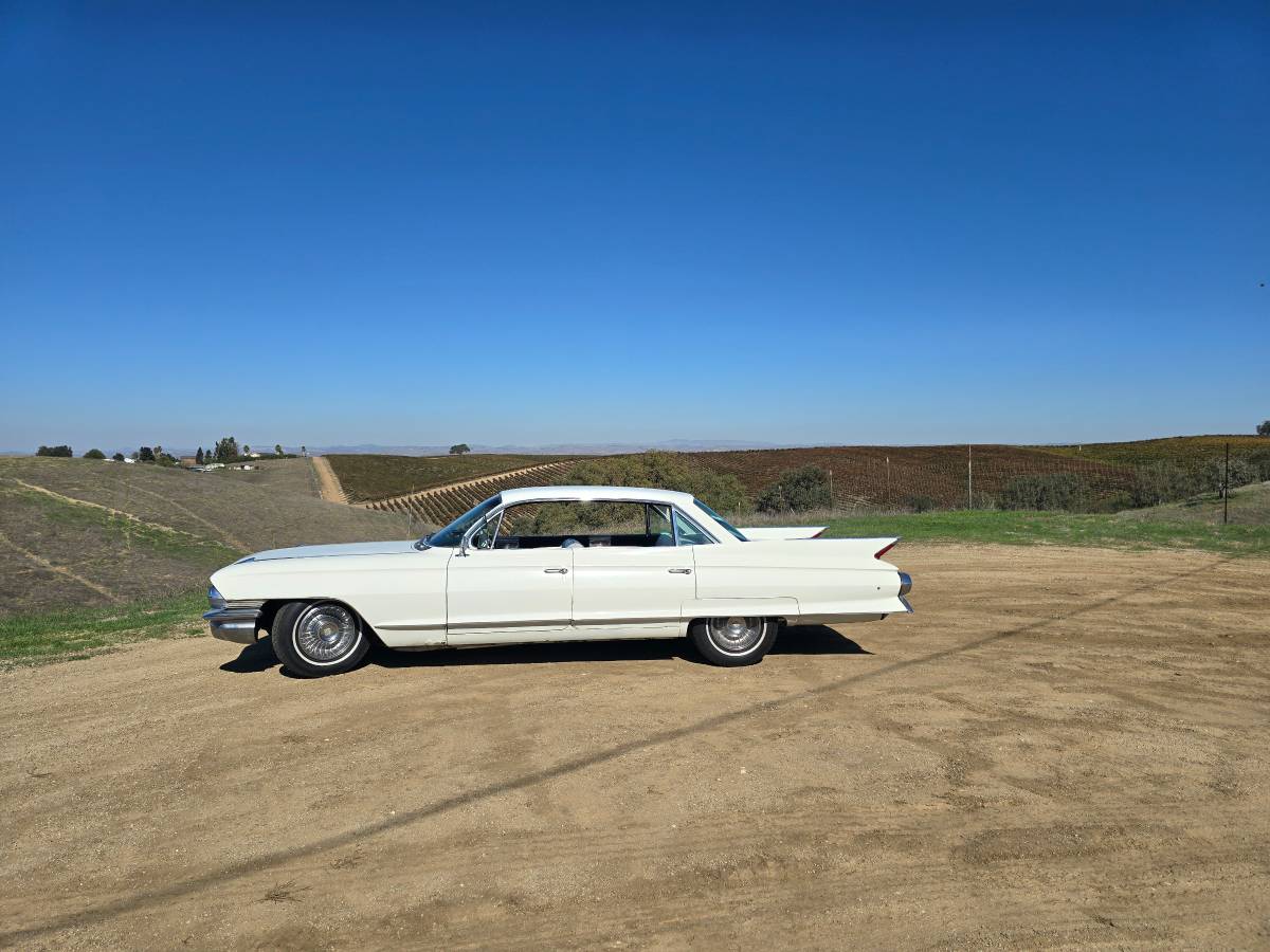 Cadillac-deville-1961-white-9