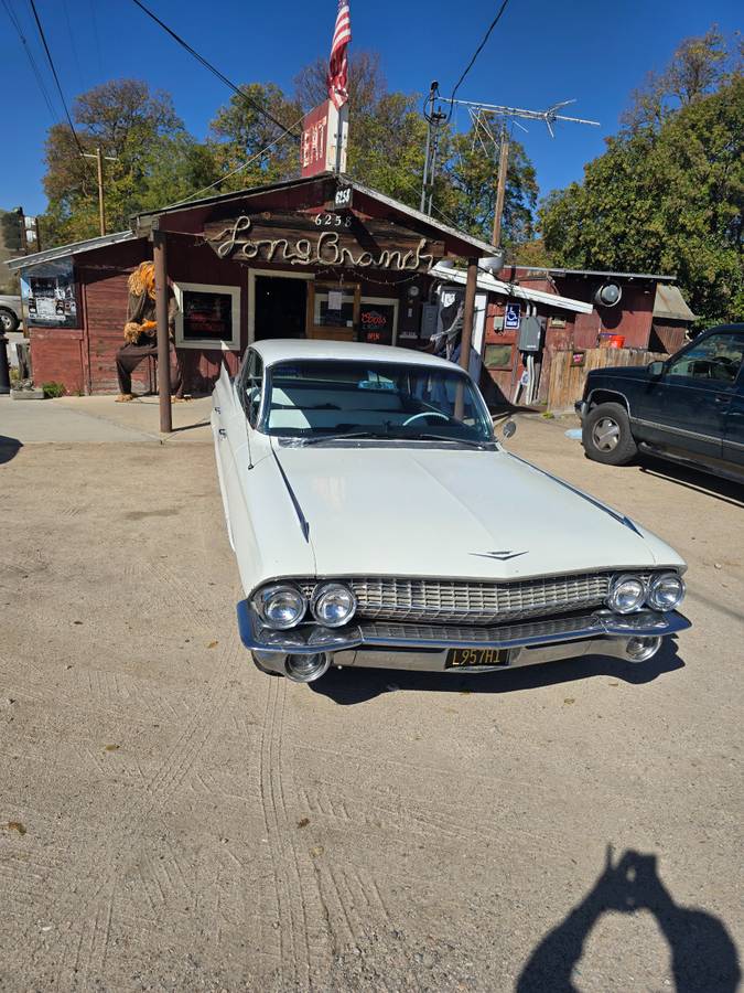 Cadillac-deville-1961-white
