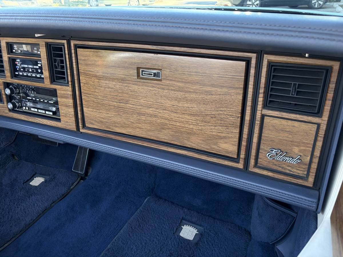 Cadillac-eldorado-biarritz-1984-white-17