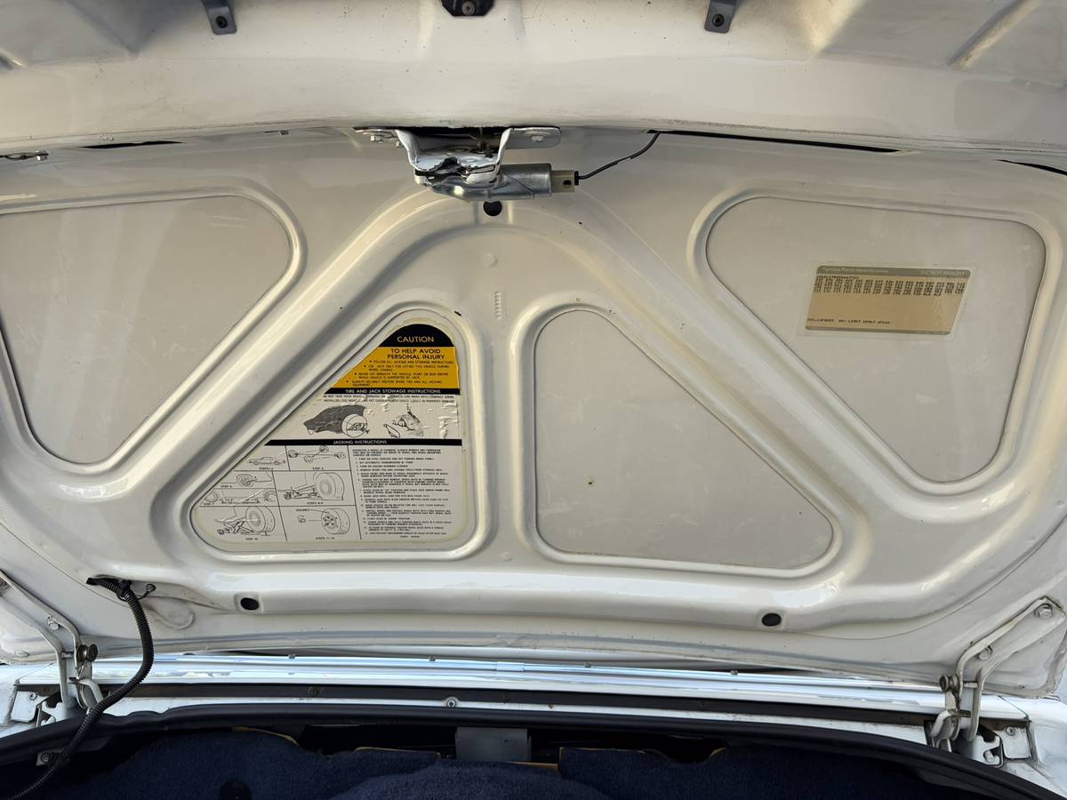 Cadillac-eldorado-biarritz-1984-white-22