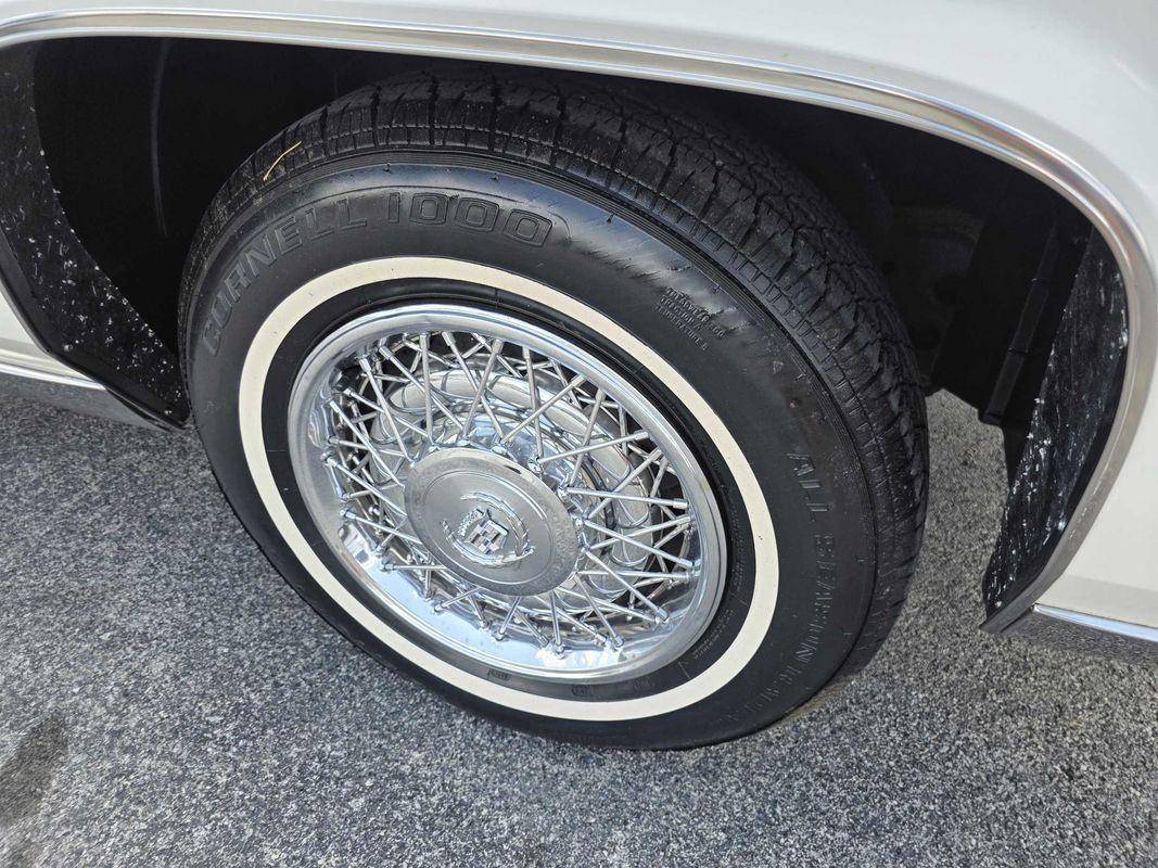 Cadillac-fleetwood-1985-white-11