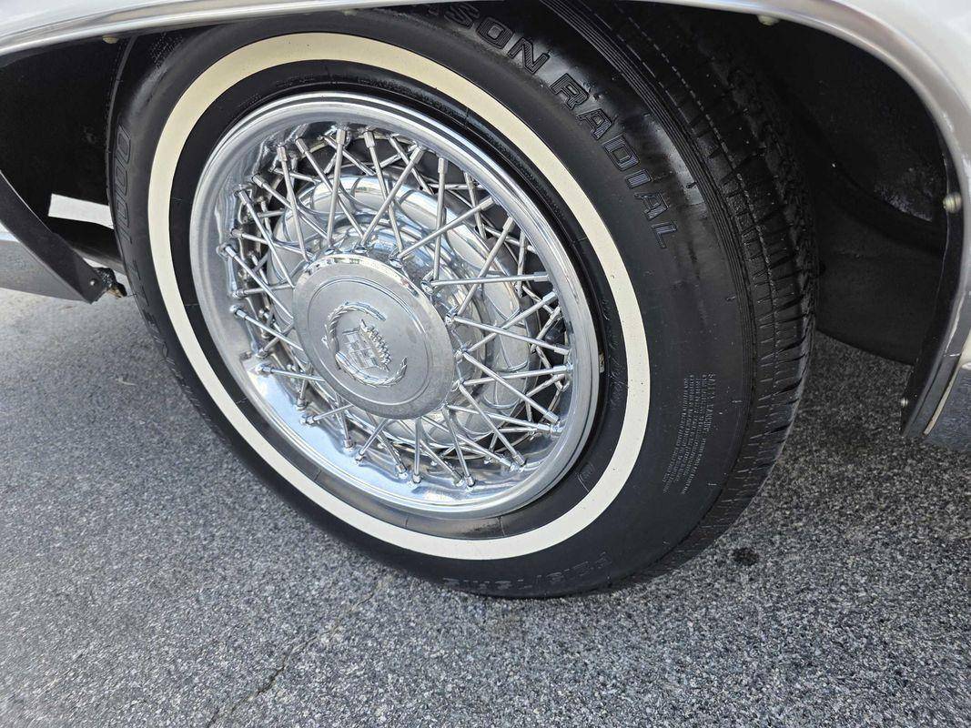 Cadillac-fleetwood-1985-white-12