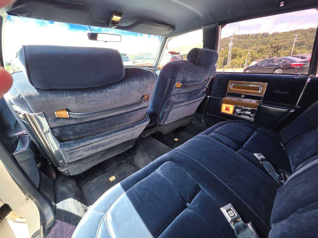 Cadillac-fleetwood-1985-white-18