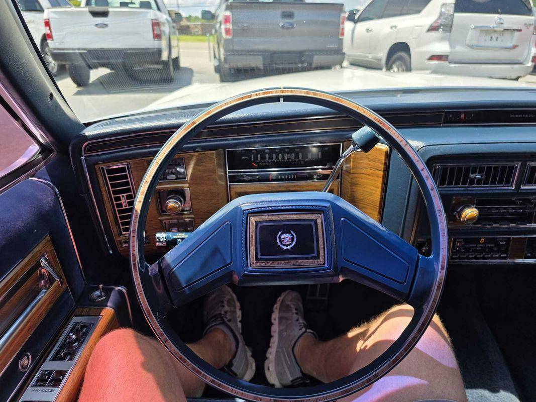 Cadillac-fleetwood-1985-white-22