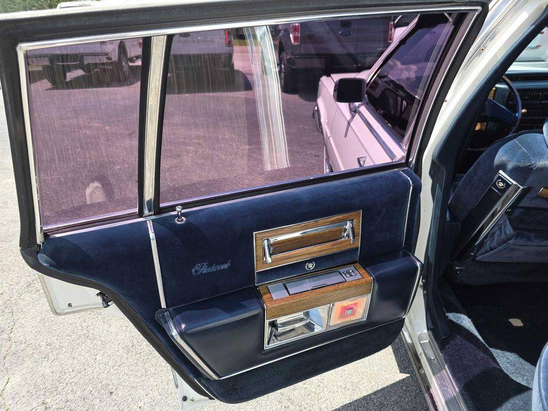 Cadillac-fleetwood-1985-white-6