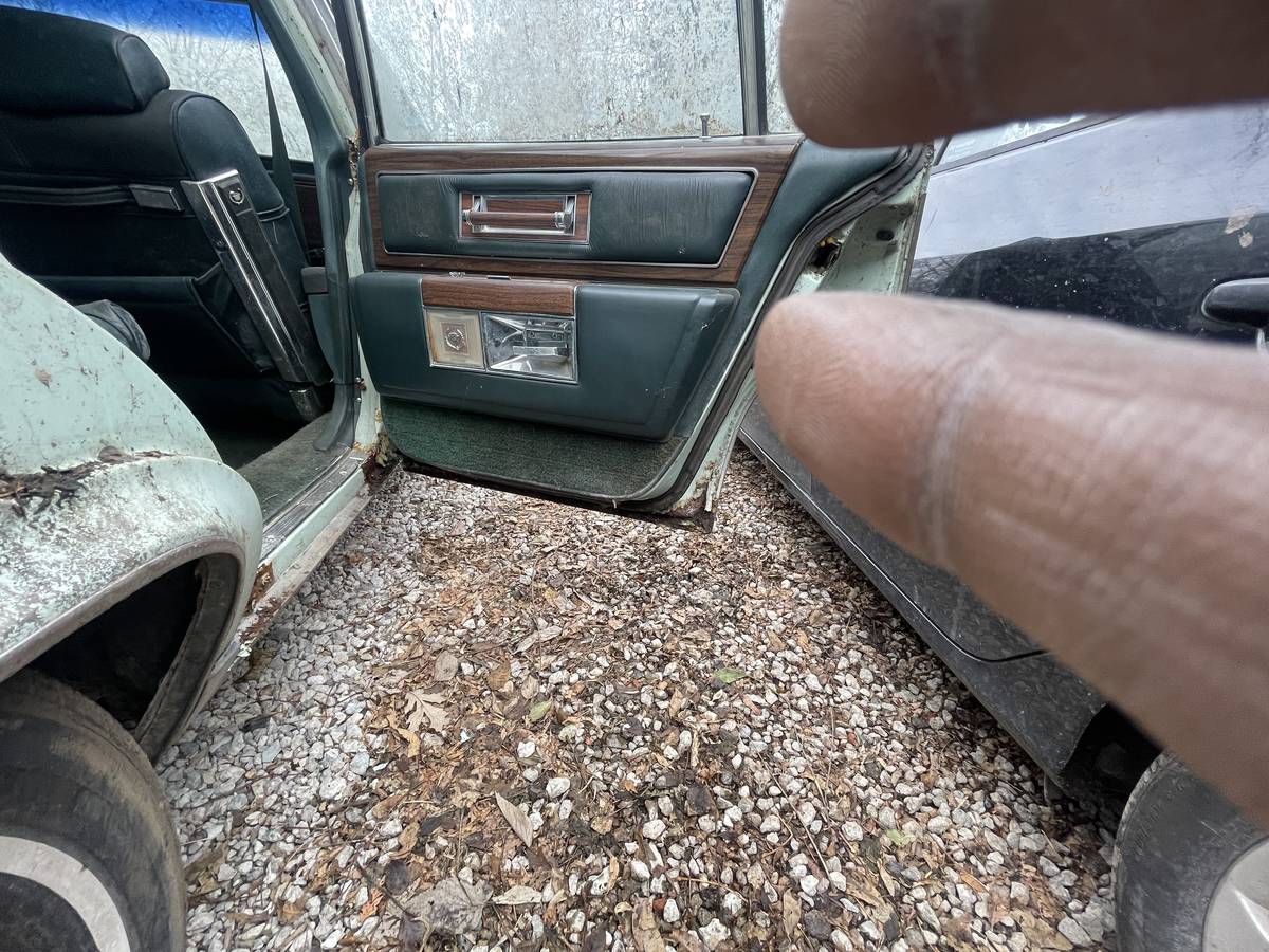 Cadillac-fleetwood-brougham-1978-green-14