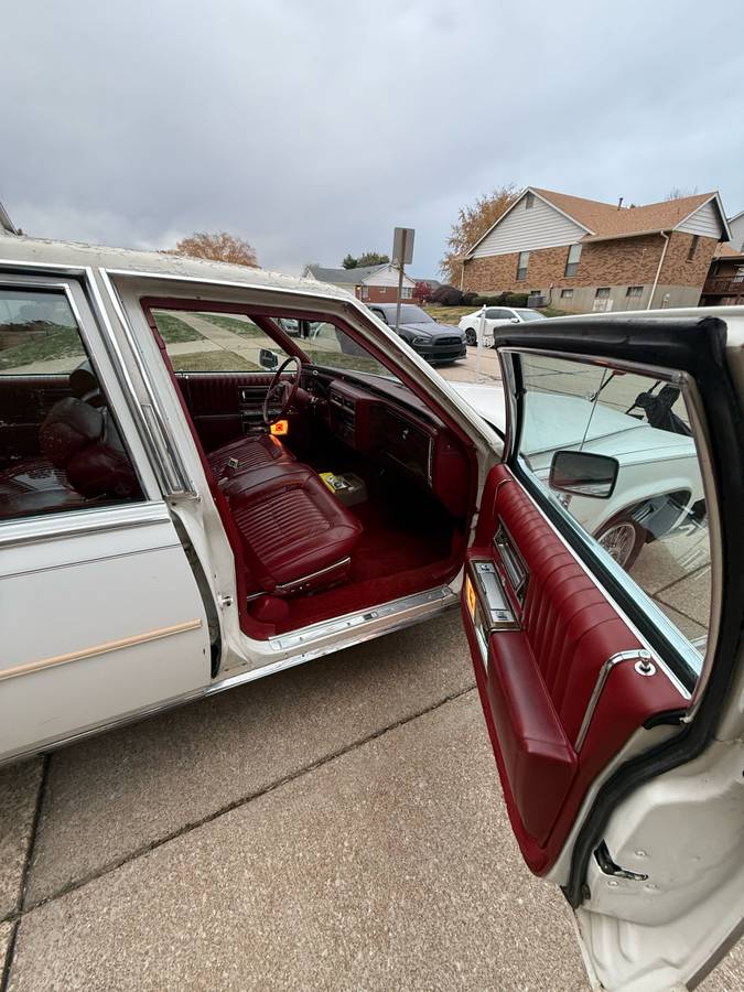 Cadillac-fleetwood-brougham-1987-5