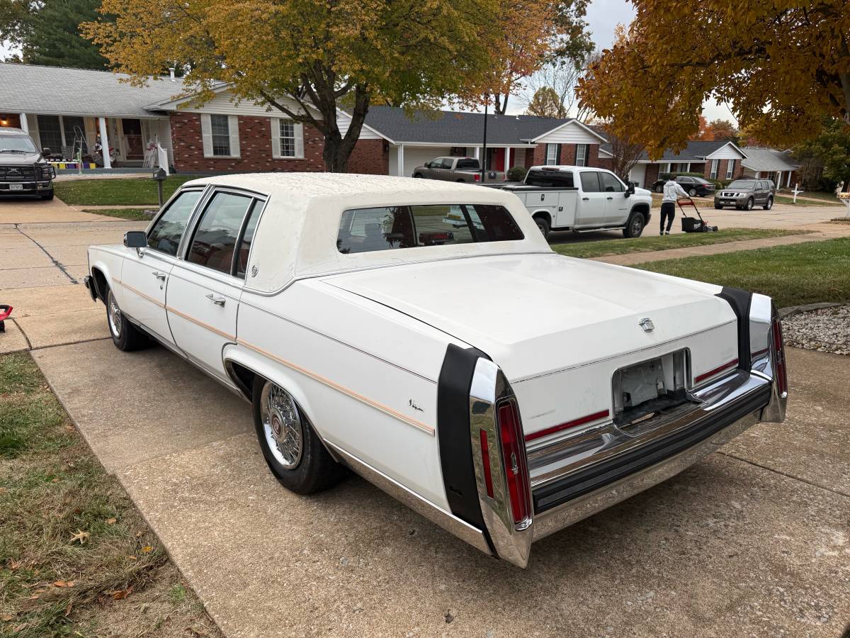 Cadillac-fleetwood-brougham-1987-6