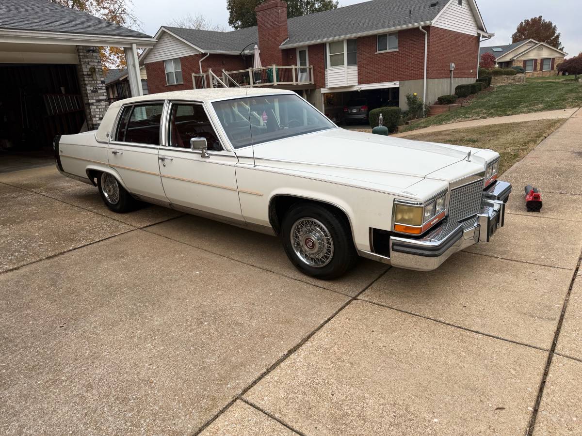 Cadillac-fleetwood-brougham-1987