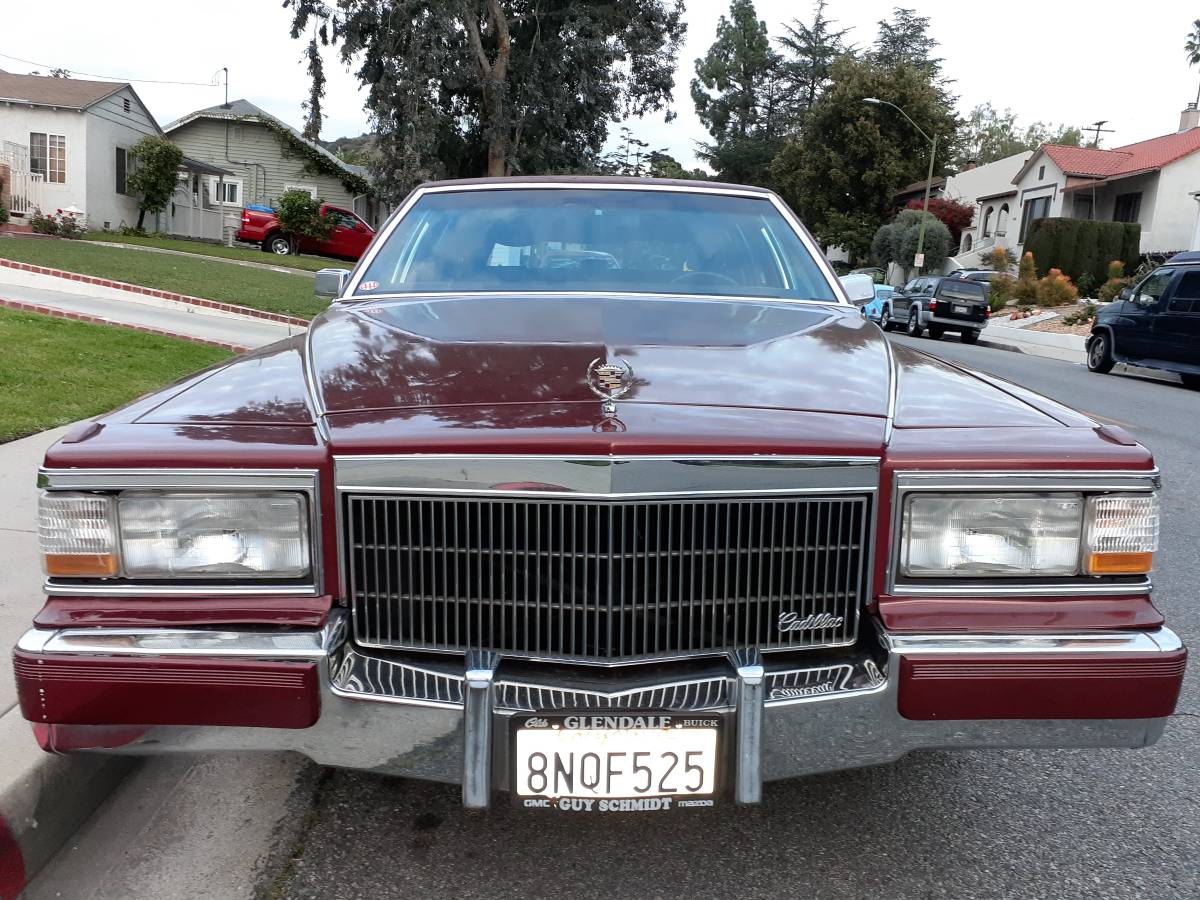 Cadillac-fleetwood-brougham-1990-1