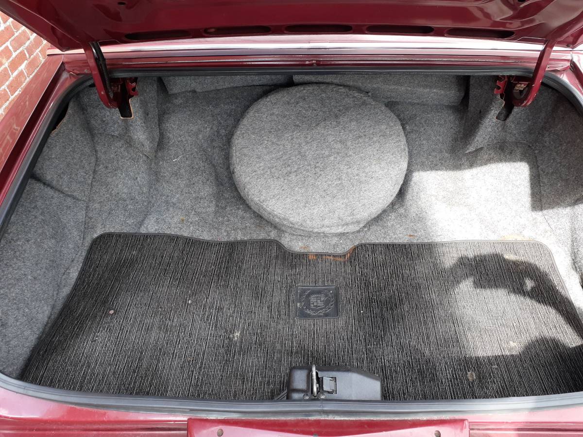 Cadillac-fleetwood-brougham-1990-3