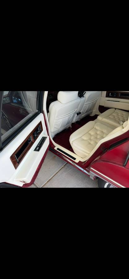 Cadillac-fleetwood-brougham-1992-11