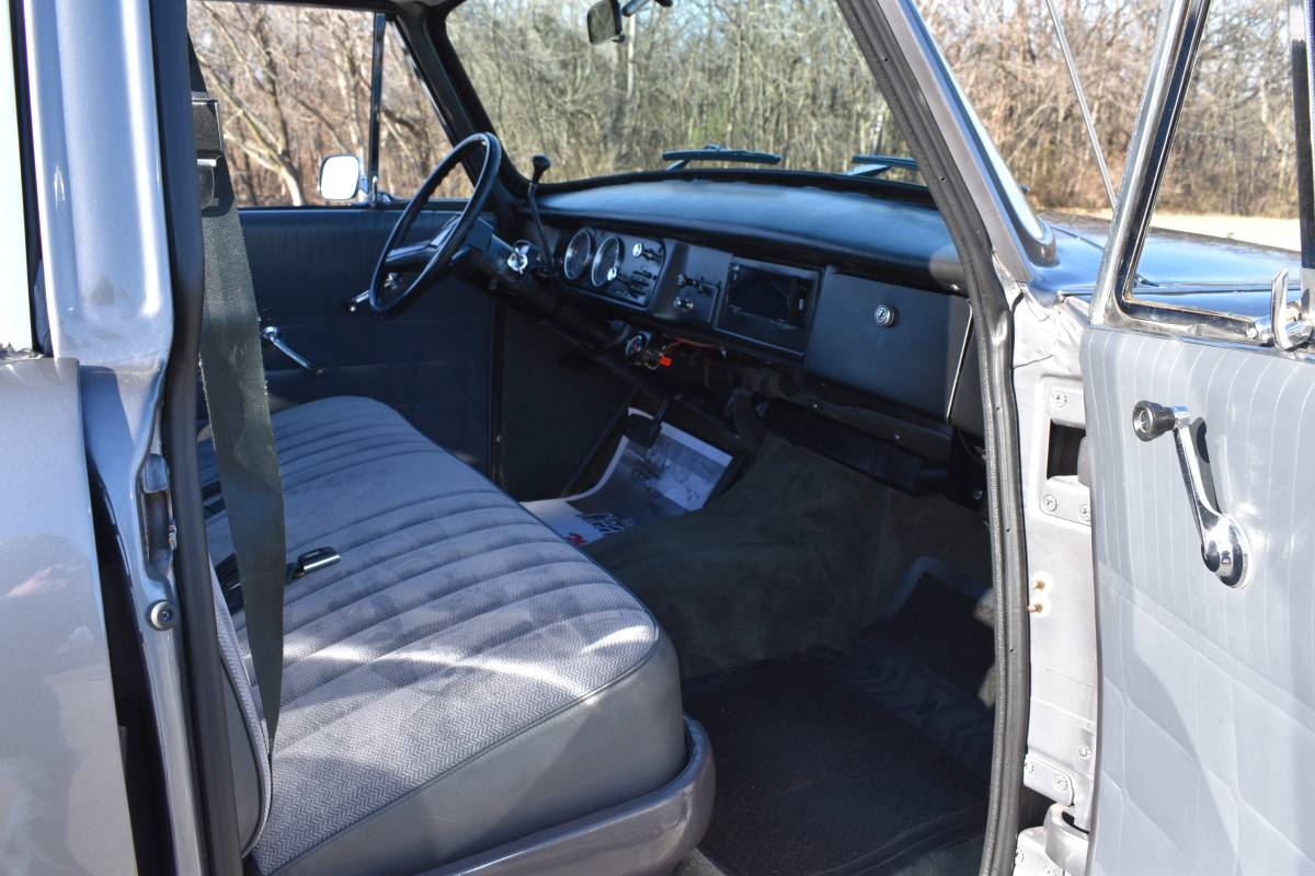 Checker-motors-corporation-1978-silver-21