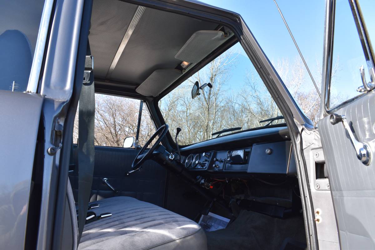 Checker-motors-corporation-1978-silver-9