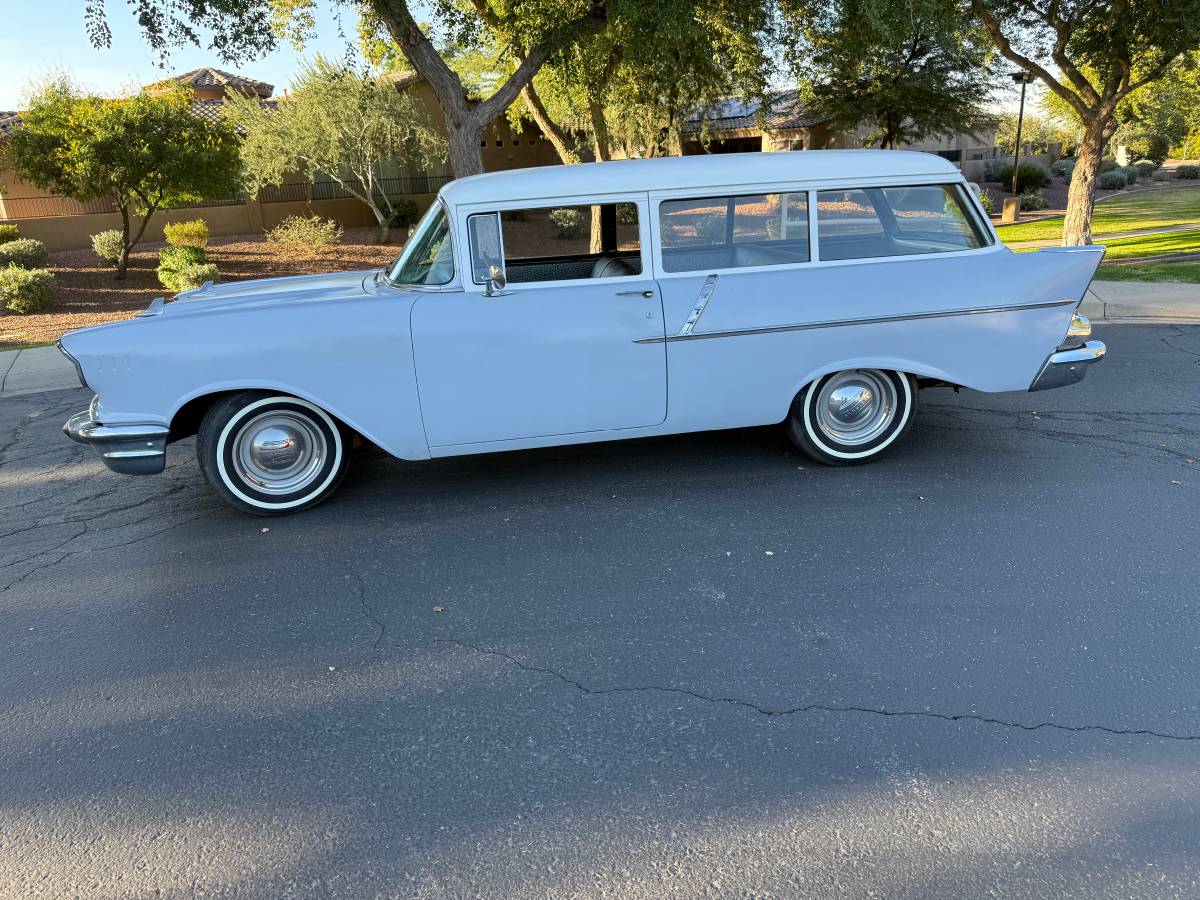 Chevrolet-150-2-dr-wagon-1957-grey-1
