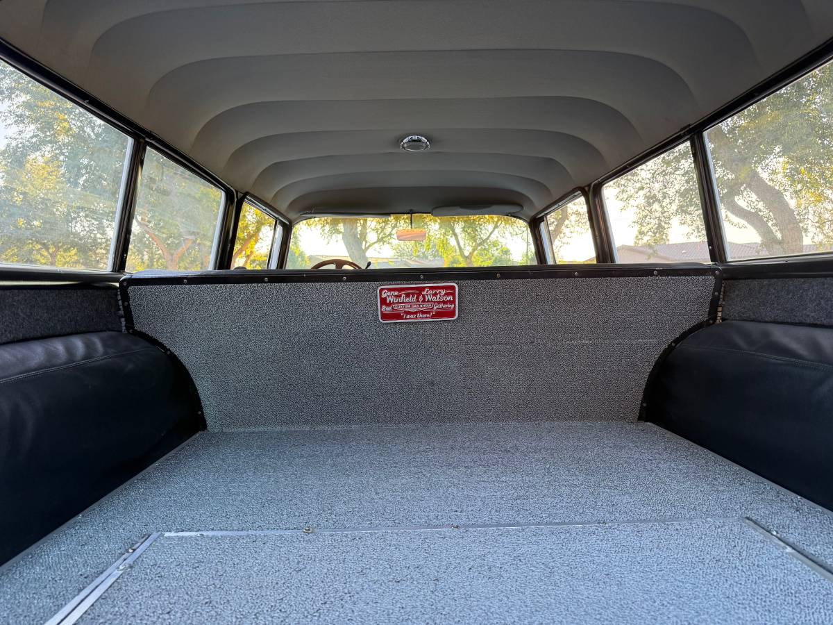 Chevrolet-150-2-dr-wagon-1957-grey-14