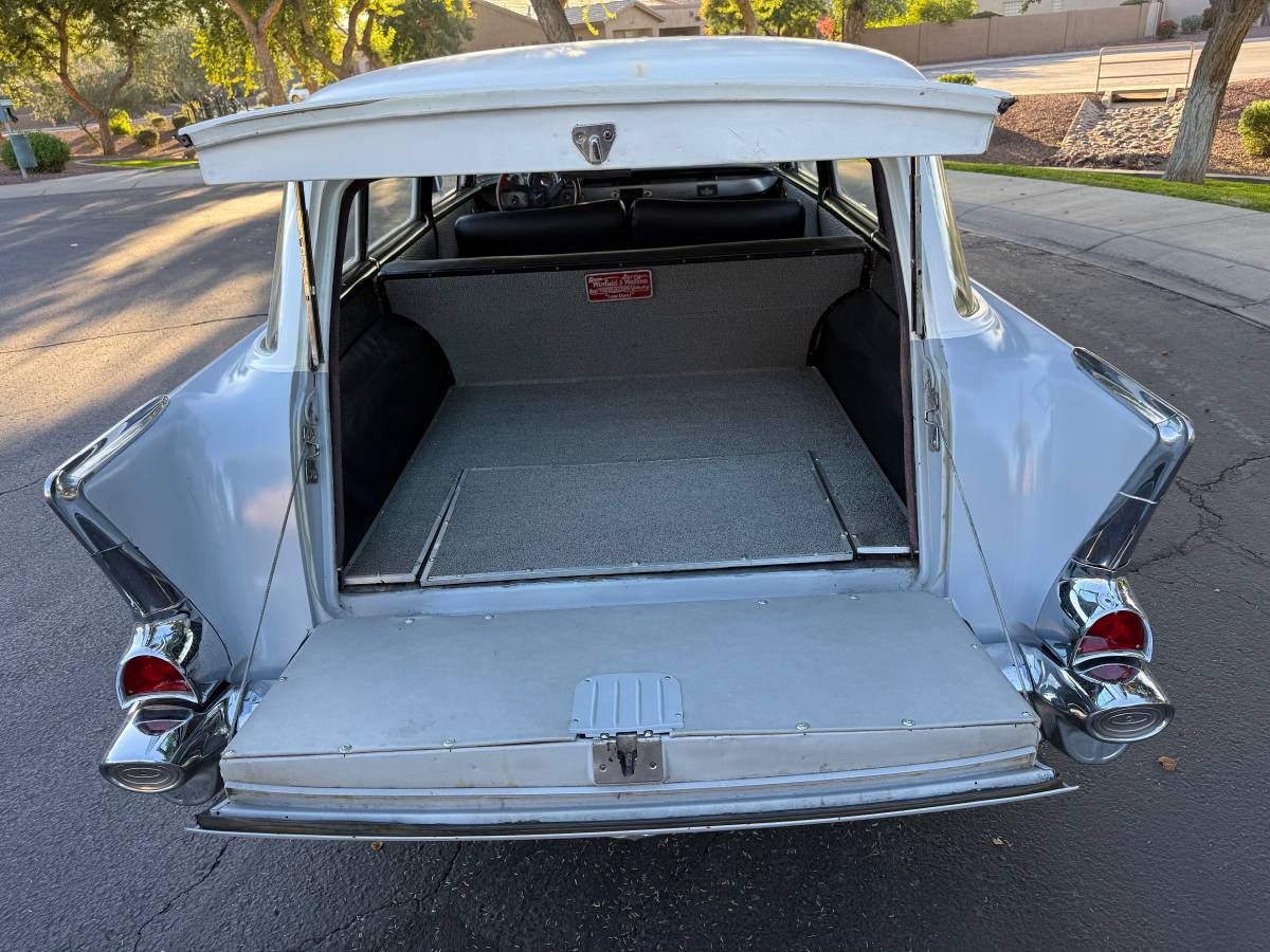 Chevrolet-150-2-dr-wagon-1957-grey-15