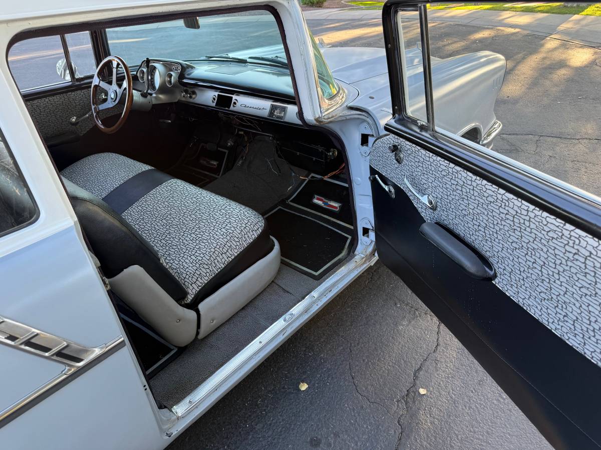 Chevrolet-150-2-dr-wagon-1957-grey-16