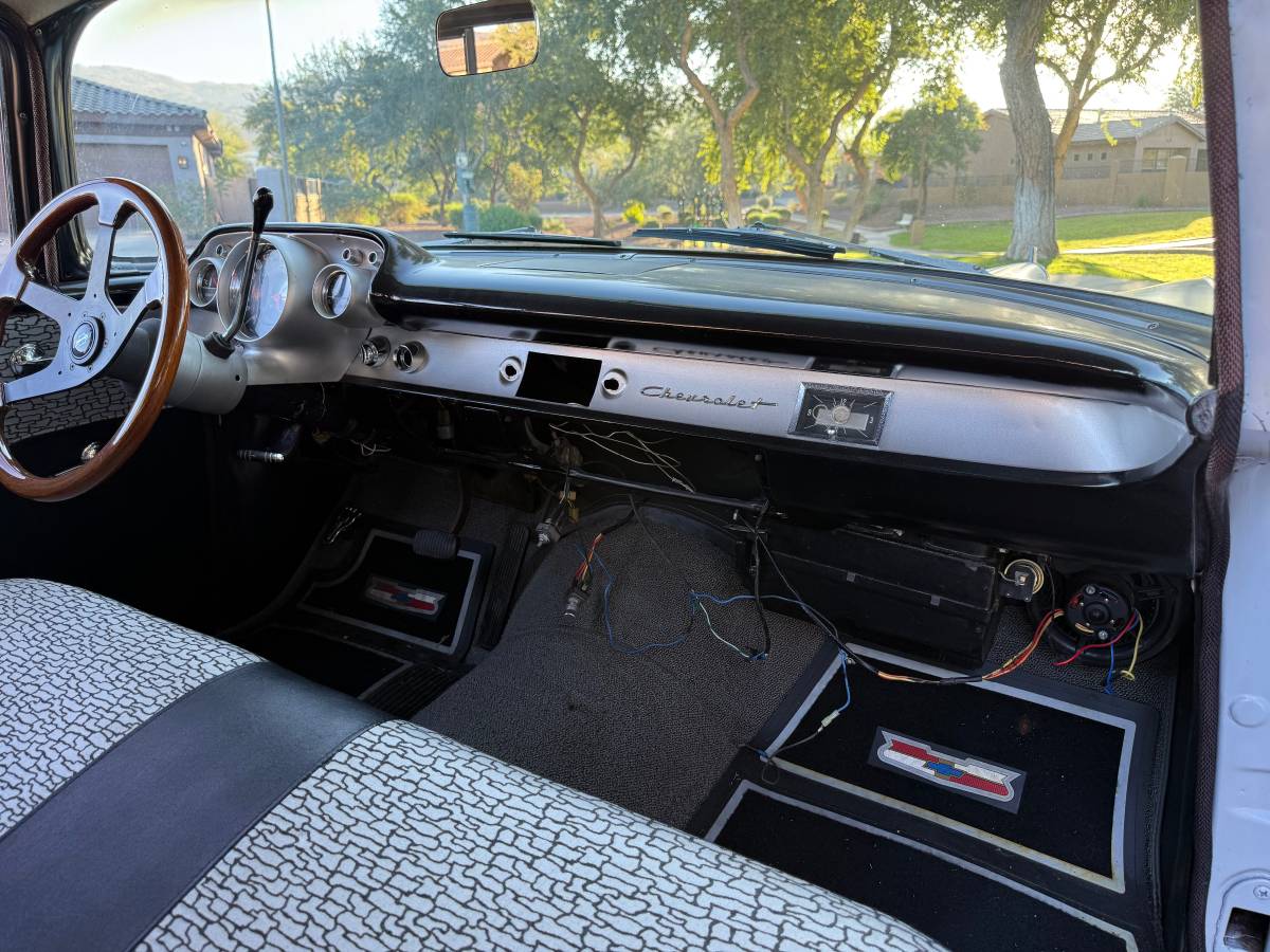 Chevrolet-150-2-dr-wagon-1957-grey-17