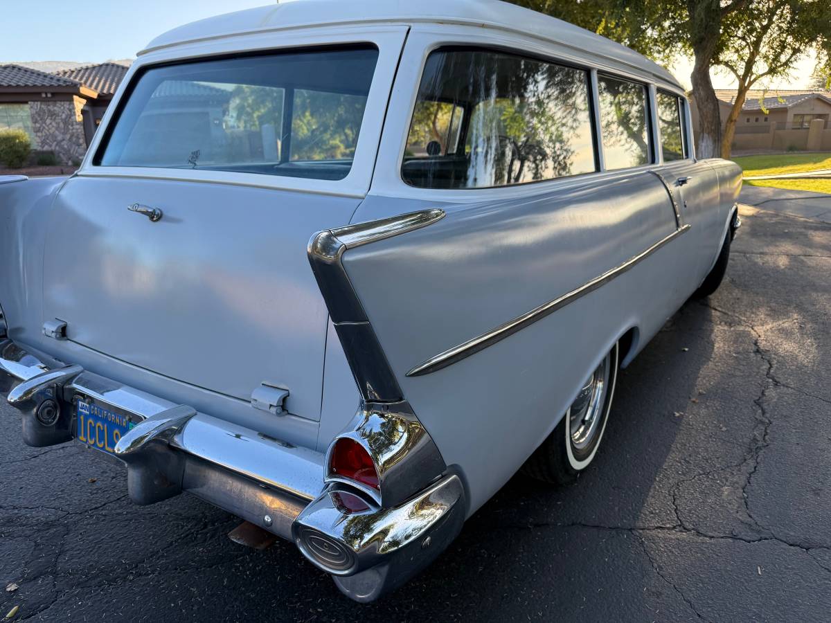 Chevrolet-150-2-dr-wagon-1957-grey-2