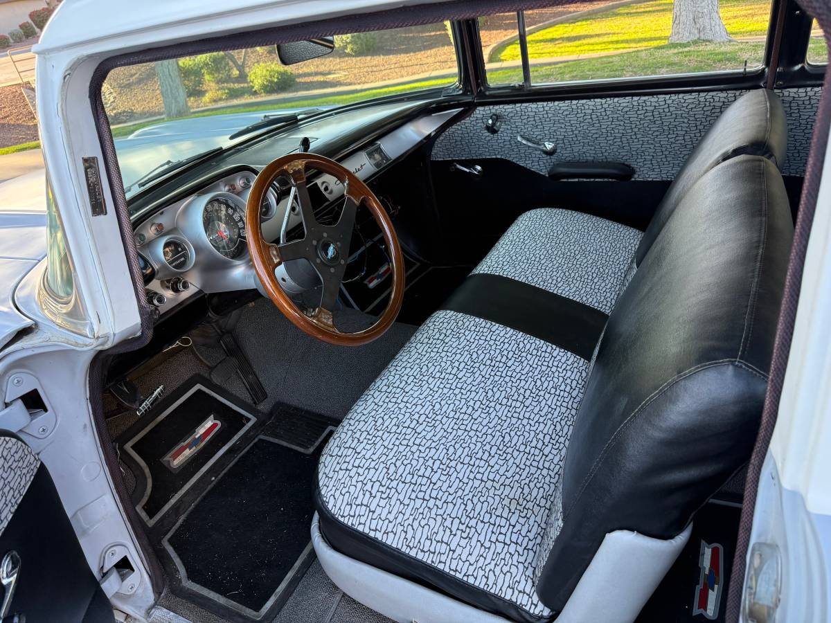 Chevrolet-150-2-dr-wagon-1957-grey-21